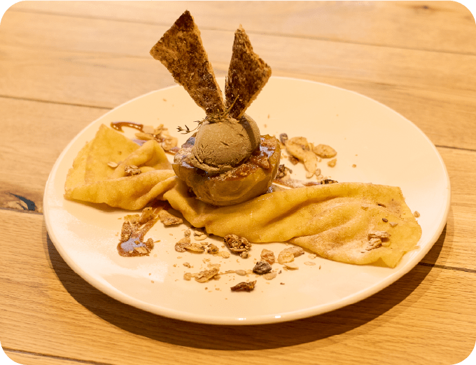 キャラメルリンゴとほうじ茶アイスのクレープ