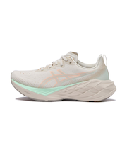 1012B704.250　W NOVABLAST 4 W　OATMEAL/MOON　676812-0001