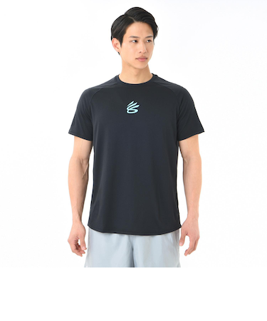 1384724　M CURRY Tech Logo SS T-Shirt　001BLK/SKB　676766-0001