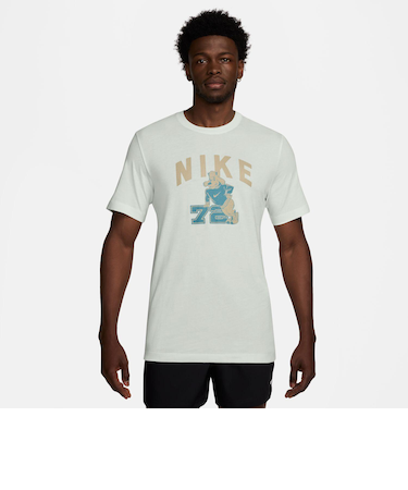 HJ3620　M TEE WILDCARD SP25　121SMTWHT　690895-0002