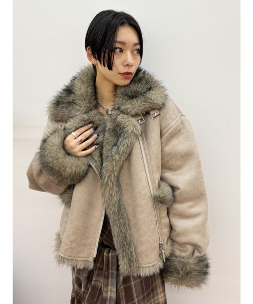 【SNSでバズり中】リバーシブルフェイクファーブルゾン