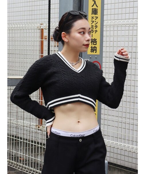 ショートケーブルニットトップス