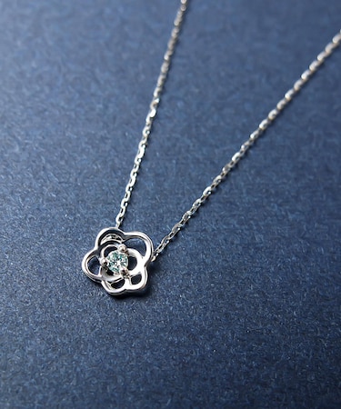 K10ダイヤモンド　透かしフラワーネックレス( WG)
