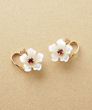 K10 ワンポイント シェルフラワー ルビーピアス( YG)