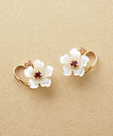 K10 ワンポイント シェルフラワー ルビーピアス( YG)