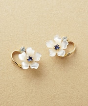 K10 ワンポイント シェルフラワー サファイヤピアス( YG)