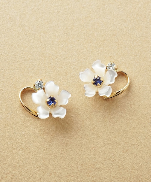 K10 ワンポイント シェルフラワー サファイヤピアス( YG)