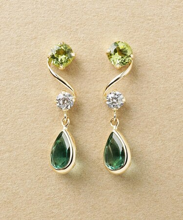 K10  ヒネリスイングピアス グリーン( YG)