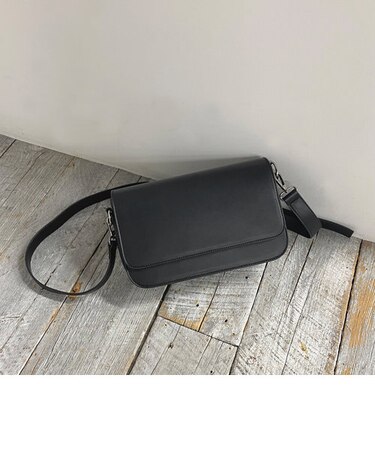 フラップショルダーバッグ