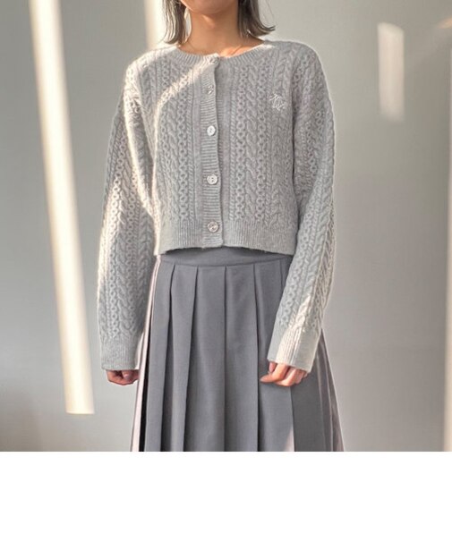 ロゴ刺繍入りケーブルニットショートカーディガン