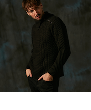 ケーブル編み衿ファスナータートルネックニット