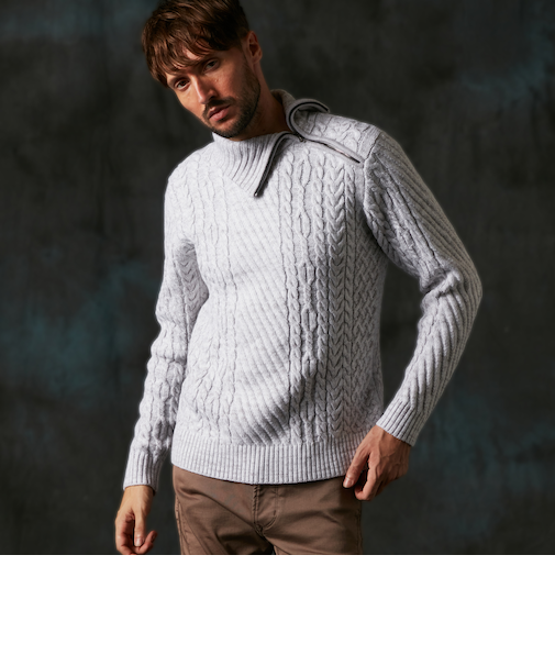 ケーブル編み衿ファスナータートルネックニット