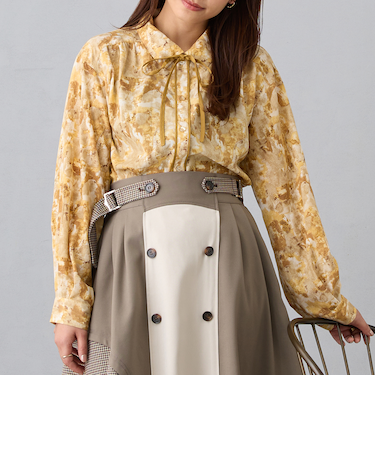 パイピング柄ブラウス