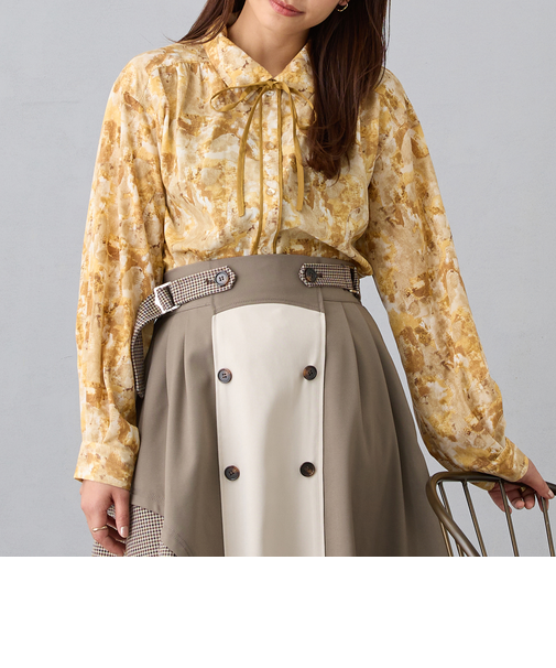 パイピング柄ブラウス