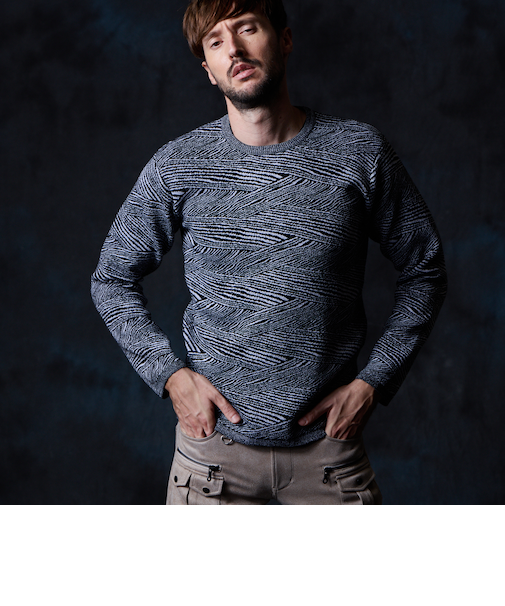 幾何学風バイヤス柄クルーネックニット