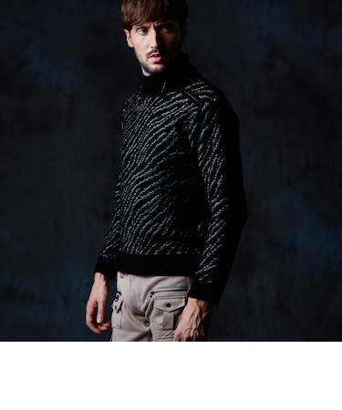 ゼブラ柄衿ファスナータートルネックニット