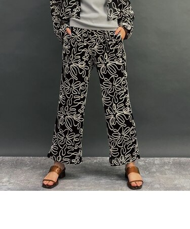 コード刺繍パンツ