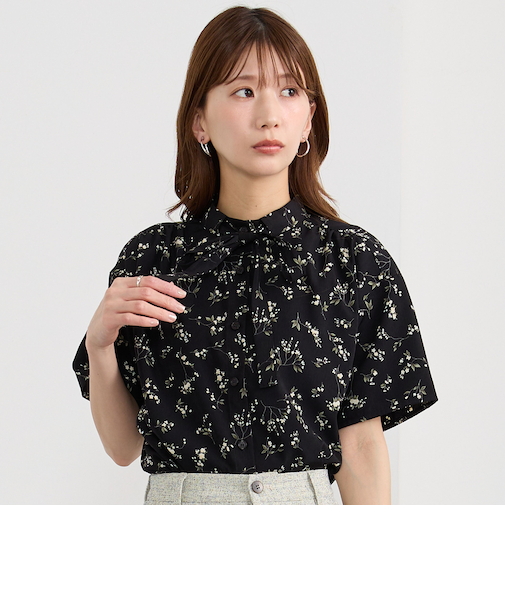 リボン付き柄ブラウス