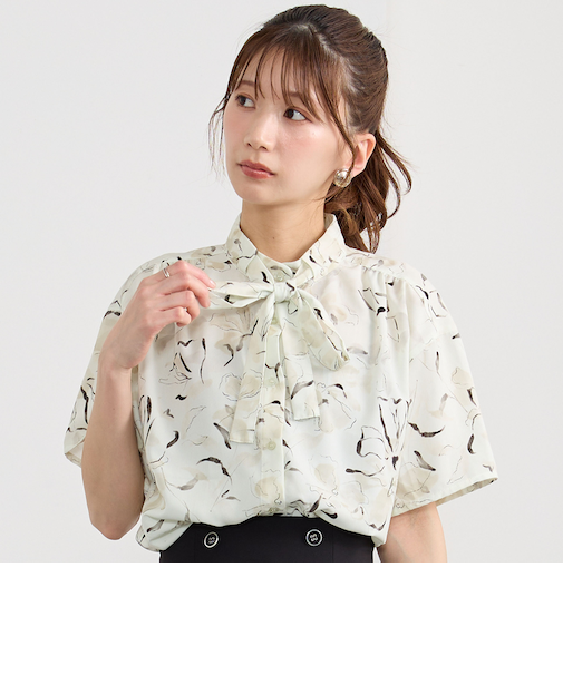 リボン付き柄ブラウス