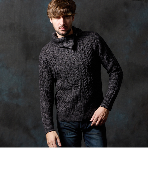 ケーブル編み衿ファスナータートルネックニット