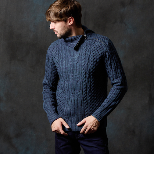 ケーブル編み衿ファスナータートルネックニット