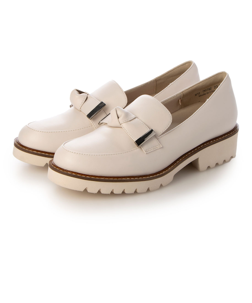 華やか甘めスタイルに◎リボン×パールローファー｜ダイアナの