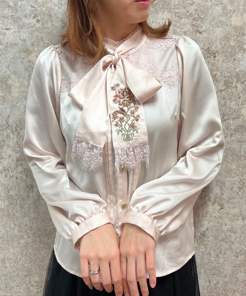 花刺繍リボンサテンブラウス