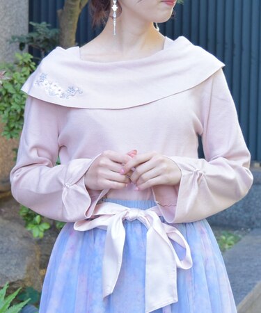 雪桜刺繍オフショル風ニット