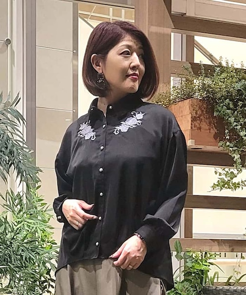 花刺繍裾タックシャツ