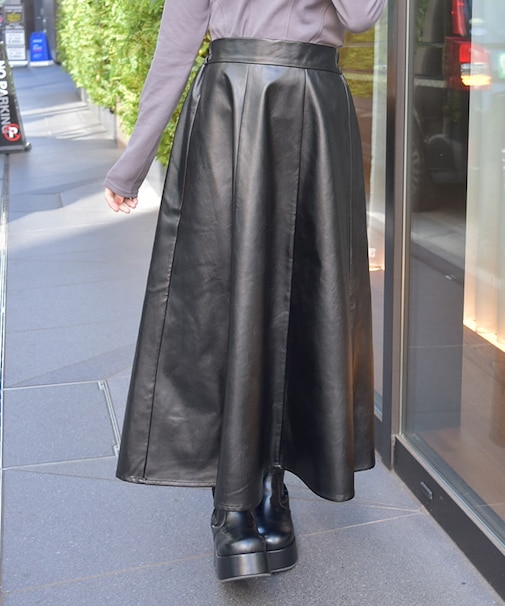 合皮素材フレアスカート