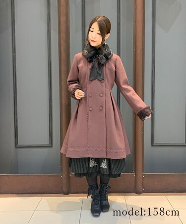 Ｗ釦レースバッスルコート