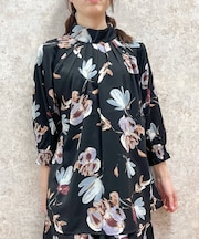 花柄タックブラウス