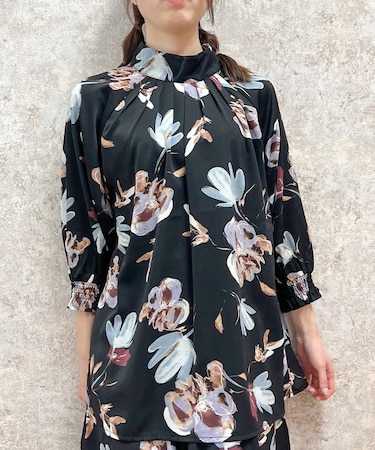 花柄タックブラウス