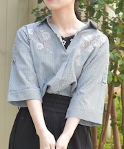 花刺繍スキッパーシャツ