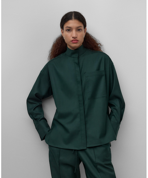 ダークグリーンのマンダリンカラーシャツ