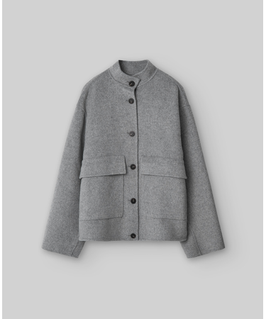 チャコールグレーのコート