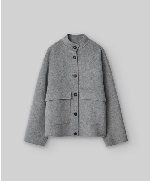 チャコールグレーのコート