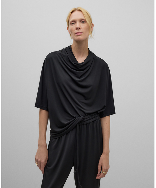 ドレープカラーのTシャツ