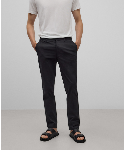 スリムフィットのコットンチノパン