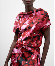 アシンメトリーなフラワープリントのトップス