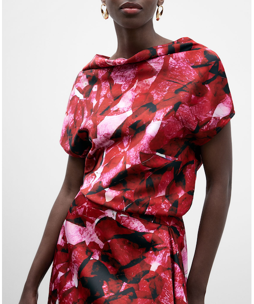 アシンメトリーなフラワープリントのトップス