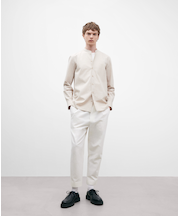 レギュラーフィットのサンドカラーシャツ