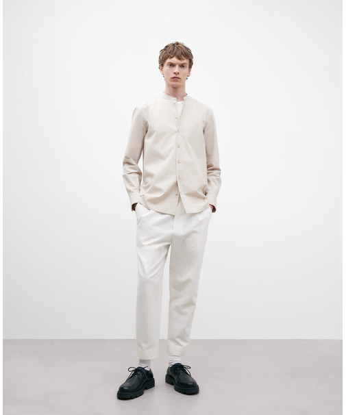 レギュラーフィットのサンドカラーシャツ