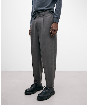 ストーンカラーのテーラードパンツ