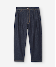 オーバーサイズのブルーデニムパンツ