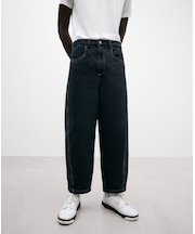 バレルシルエットのデニムパンツ