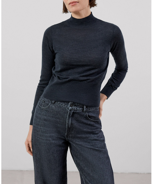 メリノウールのハイカラーニット