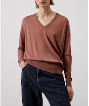 Vネックラインのメリノウールセーター