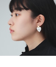ハートモチーフ ロゴ入り ピアス