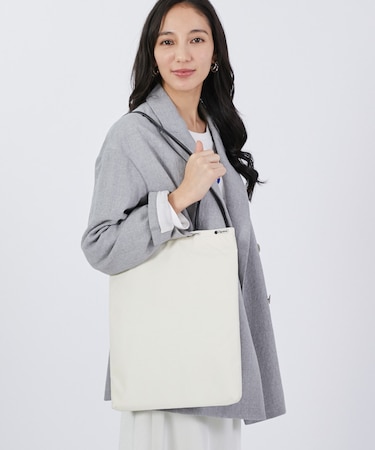 VERTICAL CITY TOTE アップタウンサンドバー/ブラック